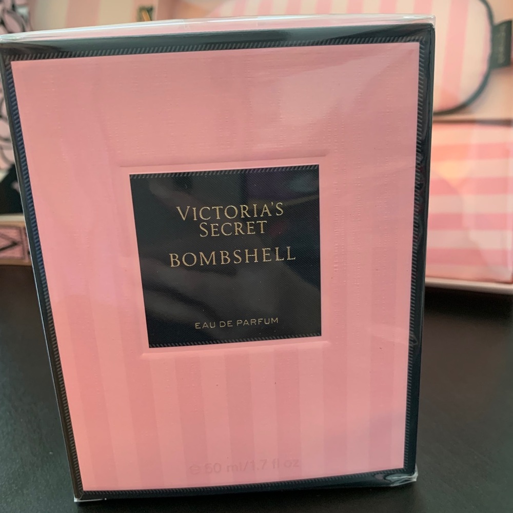 SOLD ❌❌VS Signature Pink Striped Tote Gift Set - Picture 8 of 13